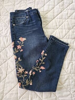 DG2 by Diane Gilman- Floral Embroidered Virtual Stretch Jeans -6P